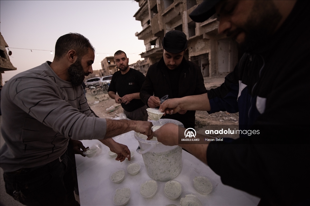 Suriye'de enkaz arasında toplu iftar