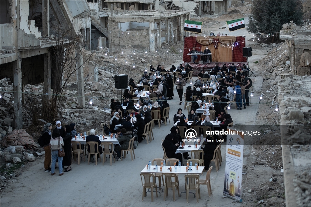 Suriye'de enkaz arasında toplu iftar