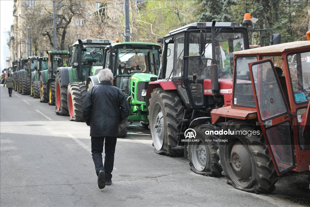 Sırbistan'da bugünkü gösteri öncesi binlerce öğrenci başkent Belgrad'da toplandı