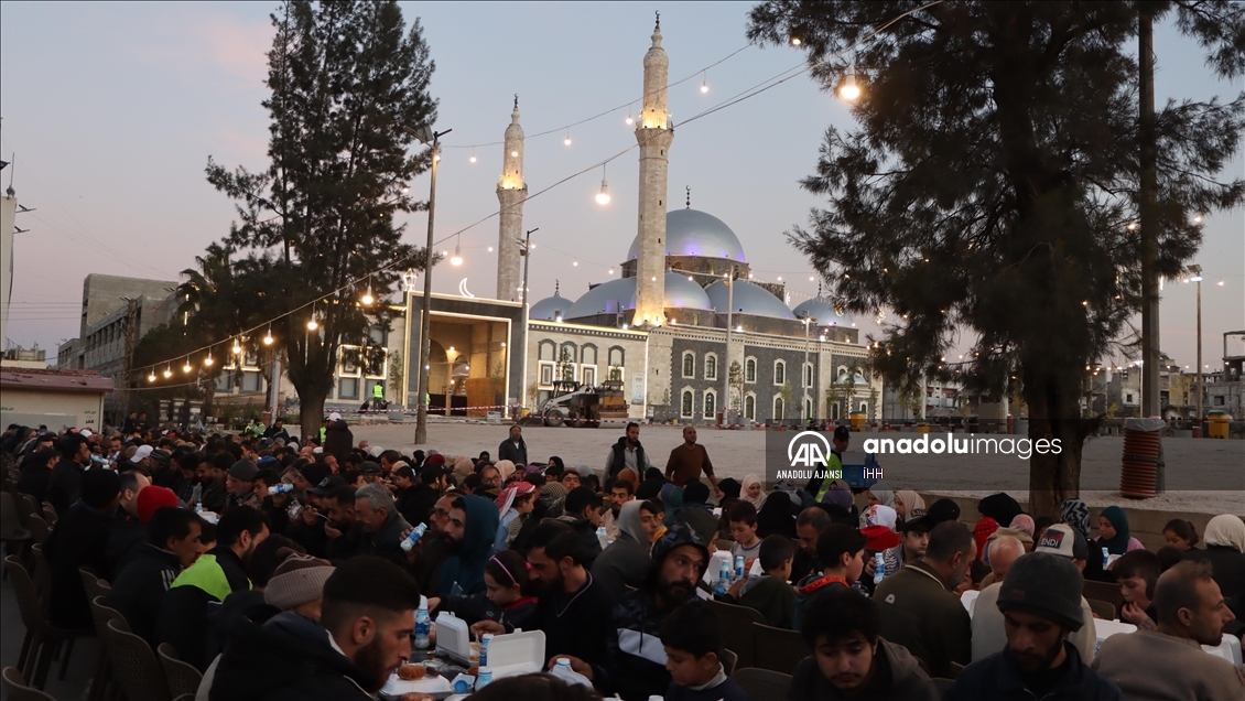 İHH, Humus'ta her gün 1500 kişiye iftar veriyor