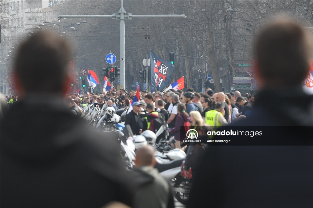 Učesnici protesta okupljaju se pred Skupštinom Srbije u Beogradu 