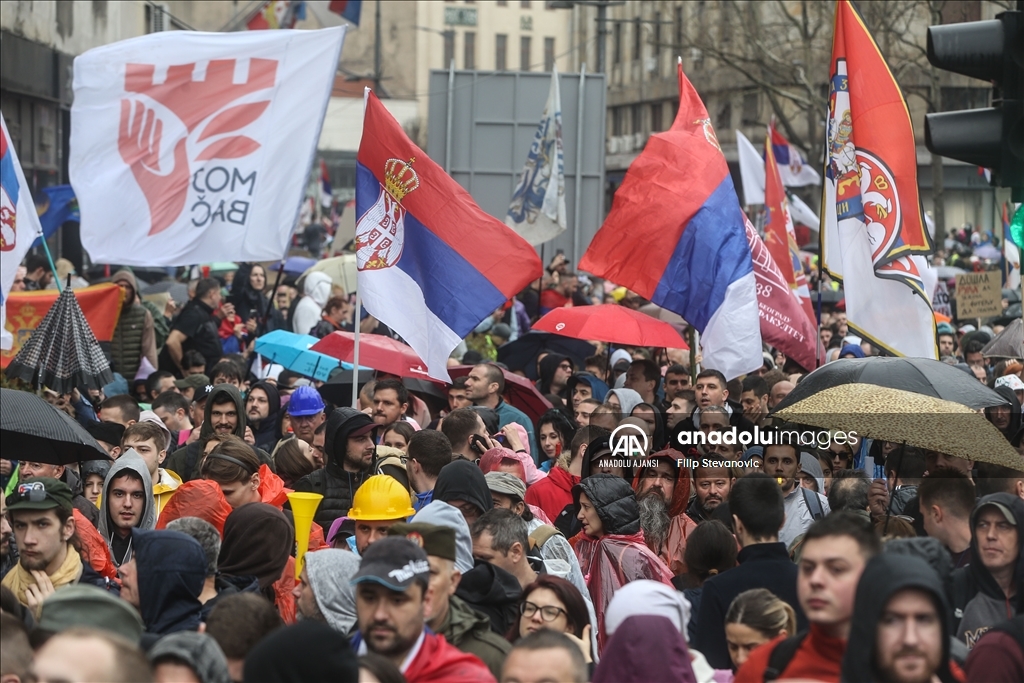 Sırbistan'da bugünkü gösteri öncesi binlerce öğrenci başkent Belgrad'da toplandı