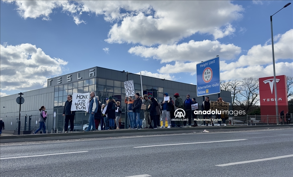 Londra’da Tesla bayisi önünde protesto düzenlendi