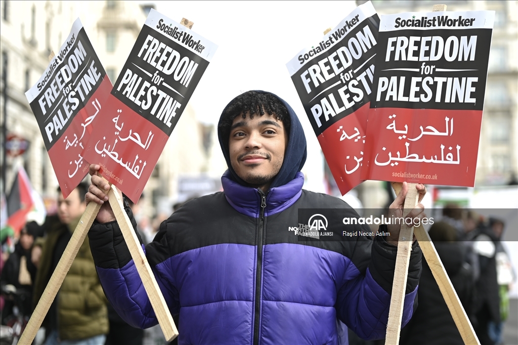 Londra'da on binlerce kişi Filistin'e destek için yürüdü  