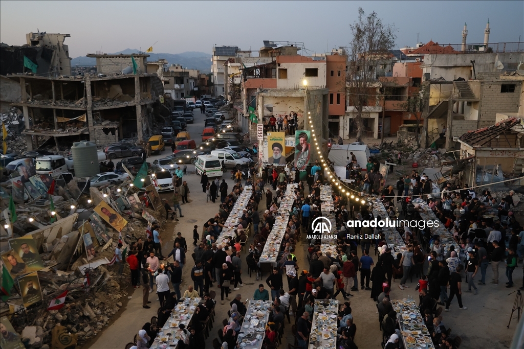 İsrail saldırılarında büyük yıkıma uğrayan Lübnan'ın Hıyam beldesinde toplu iftar