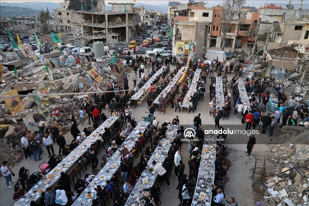 İsrail saldırılarında büyük yıkıma uğrayan Lübnan'ın Hıyam beldesinde toplu iftar