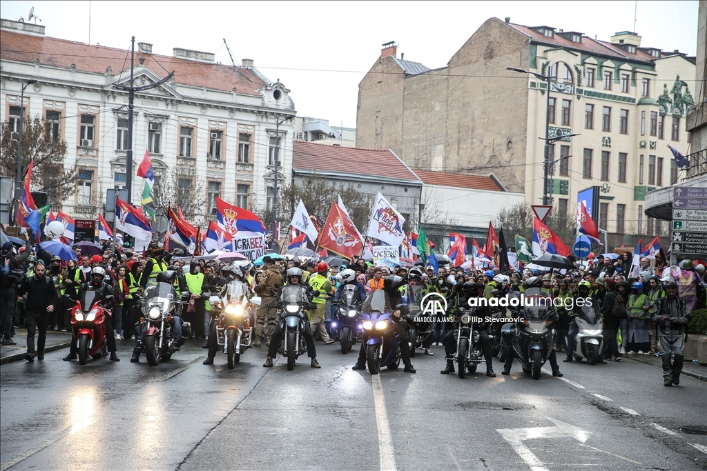 Sırbistan'da bugünkü gösteri öncesi binlerce öğrenci başkent Belgrad'da toplandı