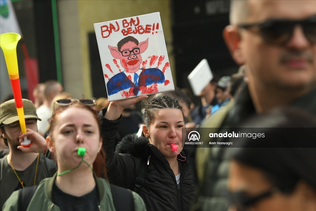 Učesnici protesta okupljaju se na Trgu republike u Beogradu 