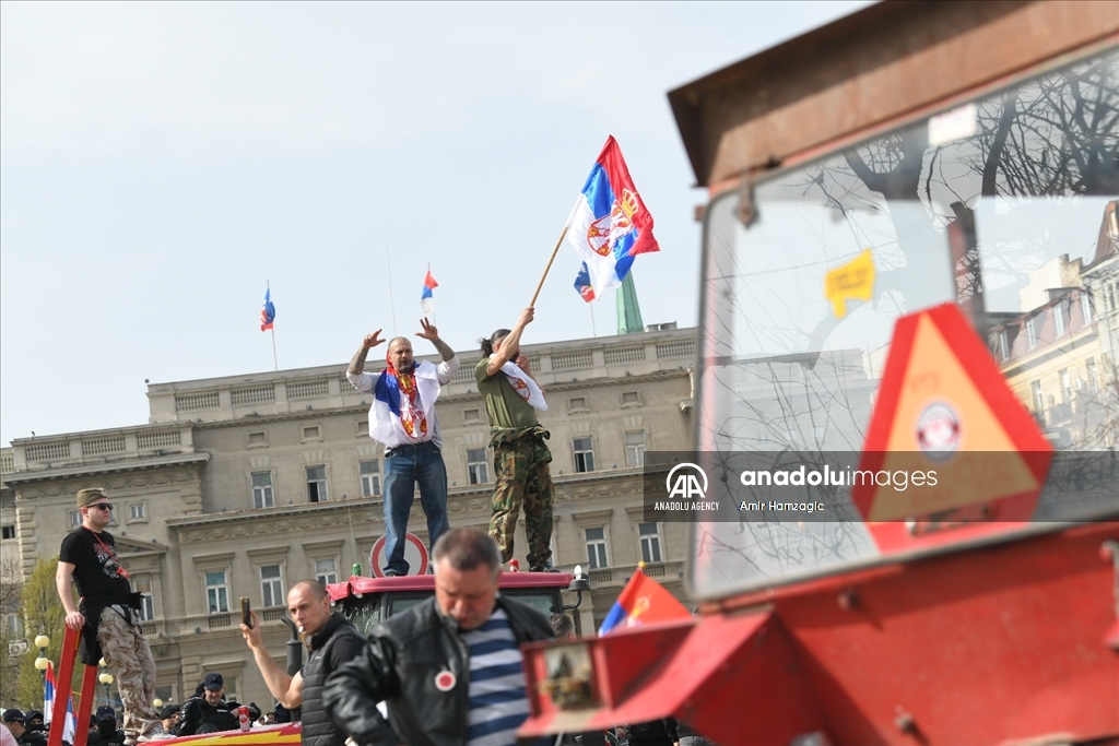 Učesnici protesta okupljaju se pred Skupštinom Srbije u Beogradu 