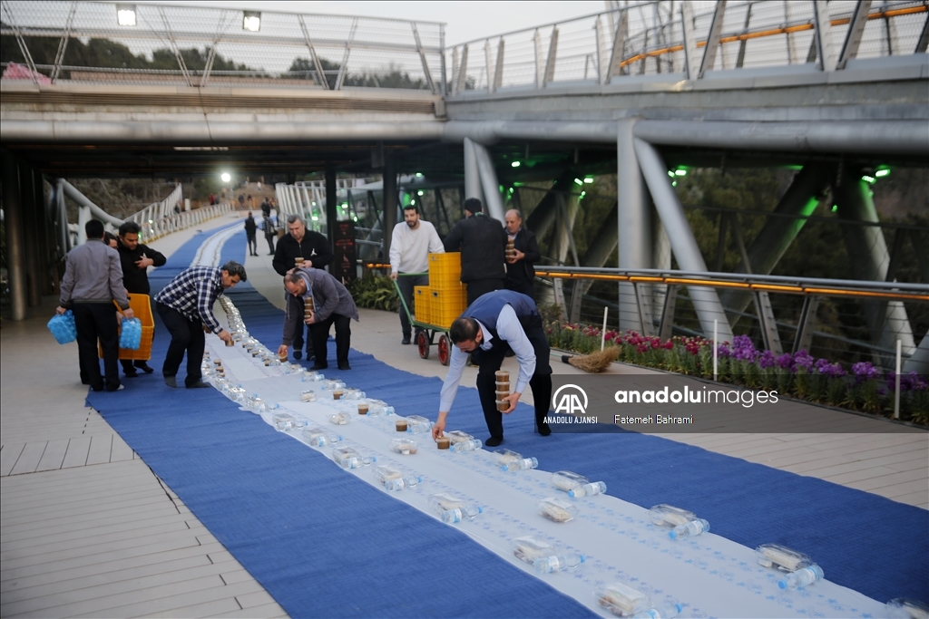 Tahran'daki Tabiat Köprüsü'nde toplu iftar