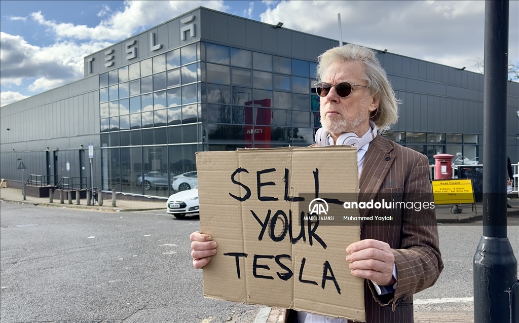 Londra’da Tesla bayisi önünde protesto düzenlendi