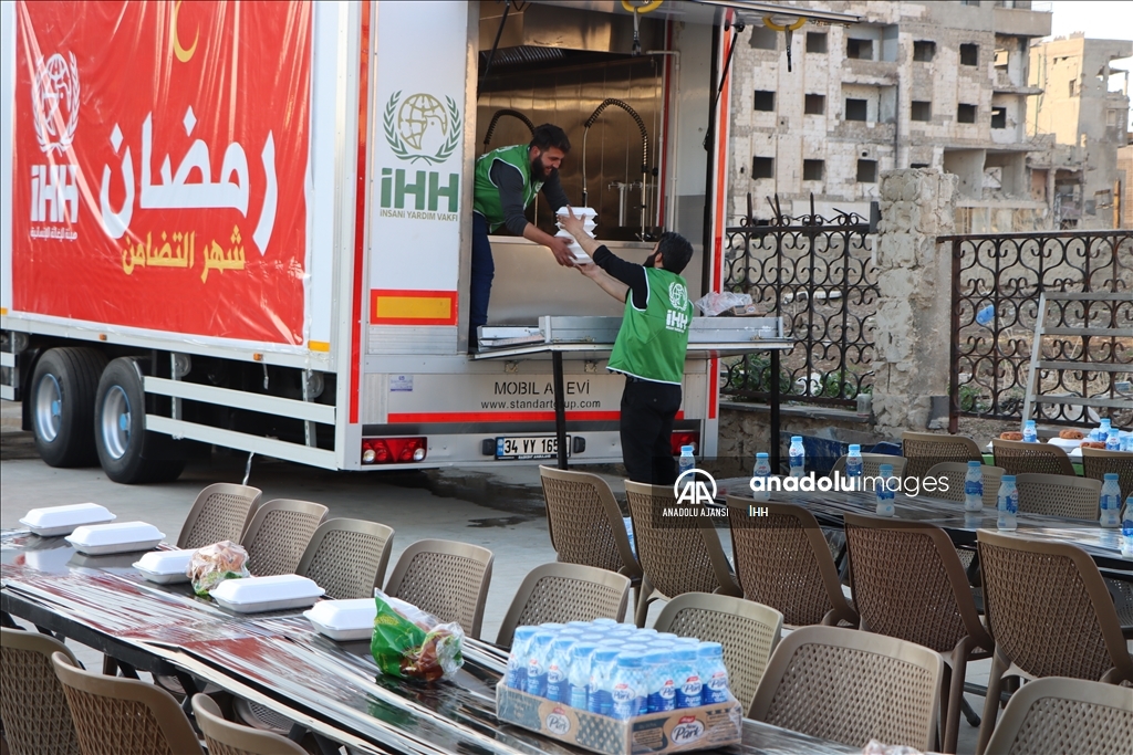 İHH, Humus'ta her gün 1500 kişiye iftar veriyor