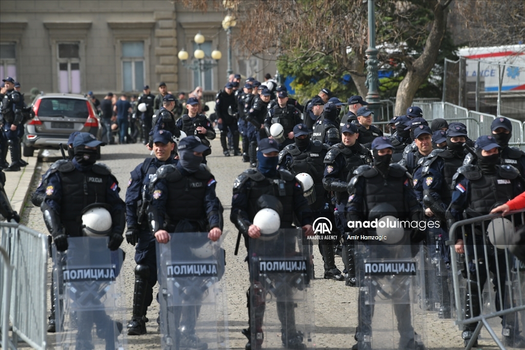 Učesnici protesta okupljaju se pred Skupštinom Srbije u Beogradu 