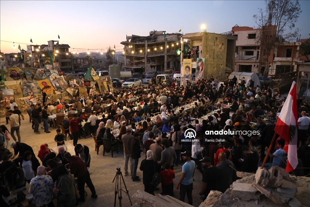 İsrail saldırılarında büyük yıkıma uğrayan Lübnan'ın Hıyam beldesinde toplu iftar