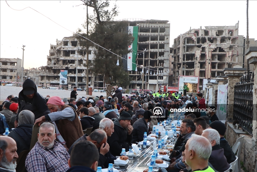 İHH, Humus'ta her gün 1500 kişiye iftar veriyor