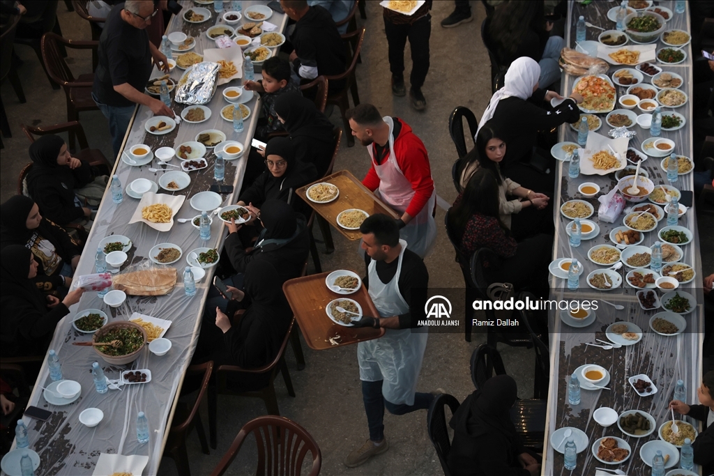 İsrail saldırılarında büyük yıkıma uğrayan Lübnan'ın Hıyam beldesinde toplu iftar