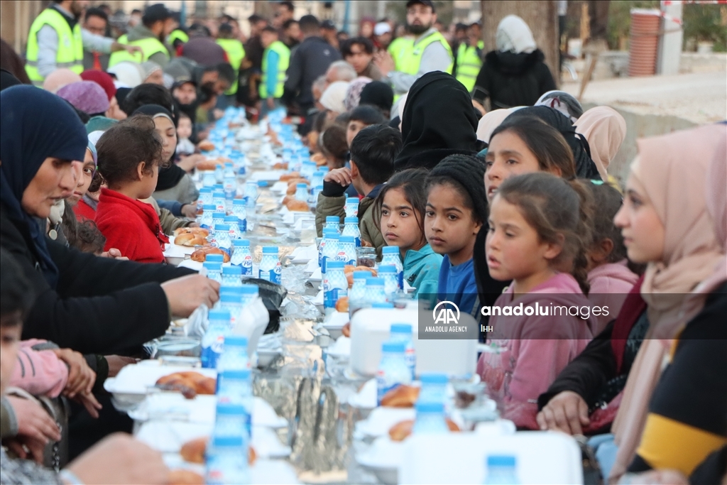 "الإغاثة الإنسانية" التركية توزع الإفطار على 1500 سوري بحمص يوميا