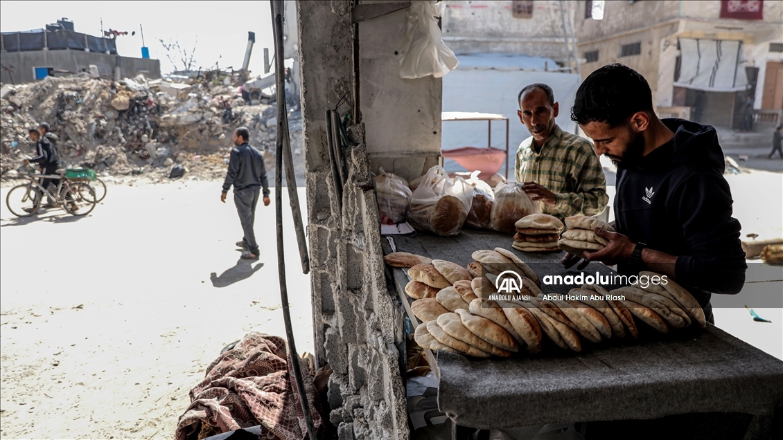Beyt Lahiya'da odun ateşiyle çalışan fırın, kısıtlı imkanlarla ekmek üretimini sürdürüyor