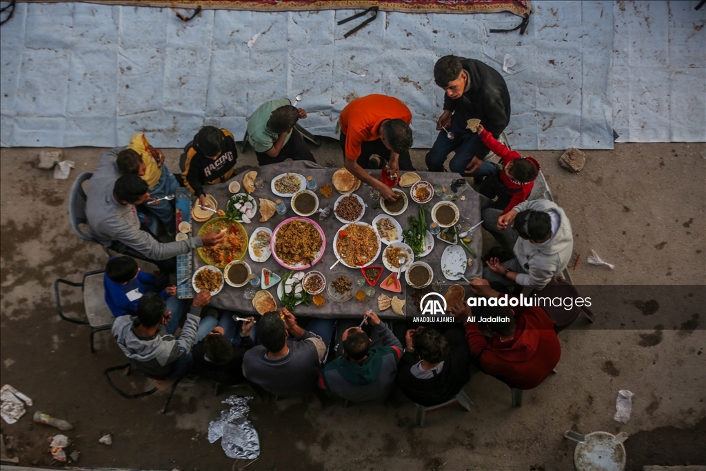 Gazze’de yıkıntılar arasında toplu iftar