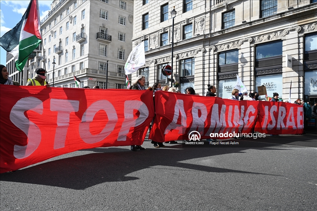 Londra'da on binlerce kişi Filistin'e destek için yürüdü  