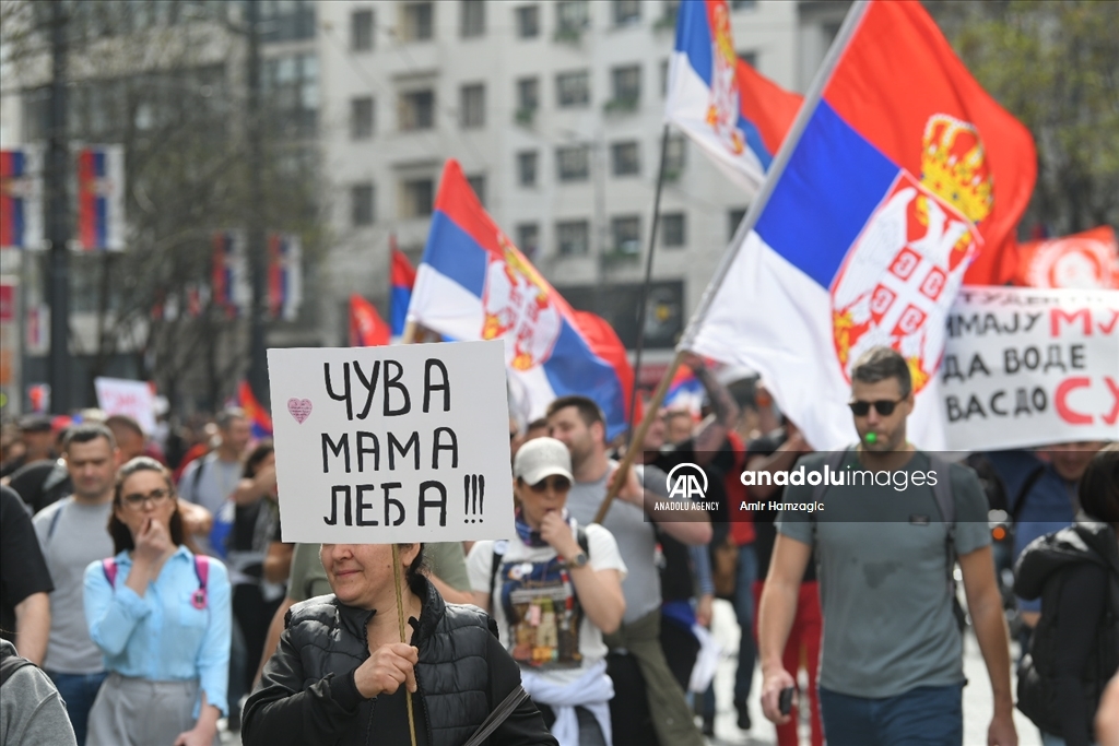 Učesnici protesta okupljaju se na Trgu republike u Beogradu 