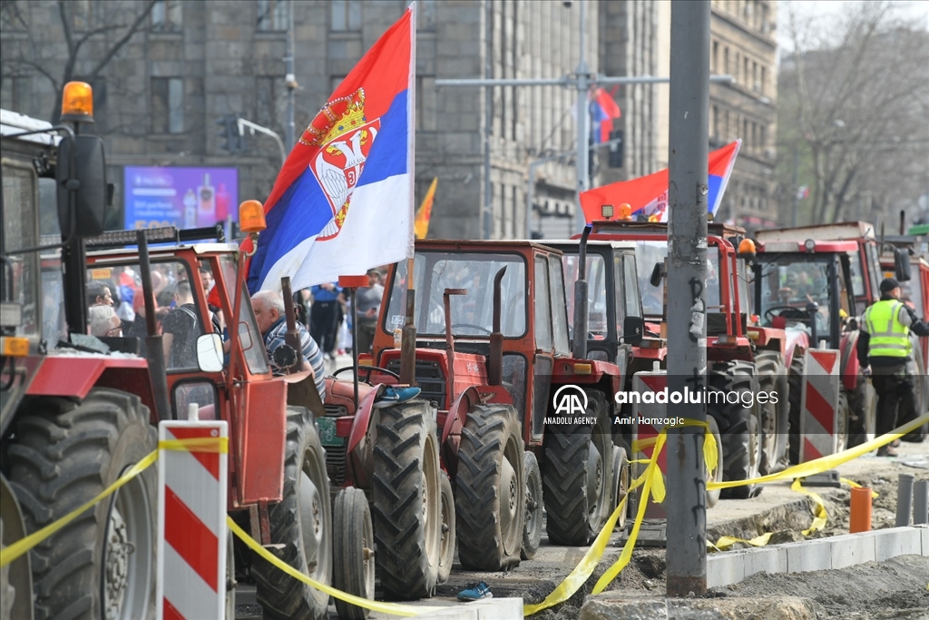 Učesnici protesta okupljaju se pred Skupštinom Srbije u Beogradu 