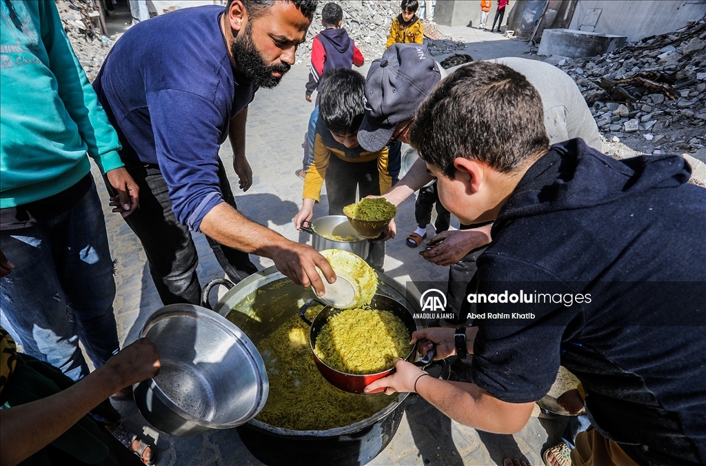 Gazze'de sıcak iftar yemeği dağıtımı