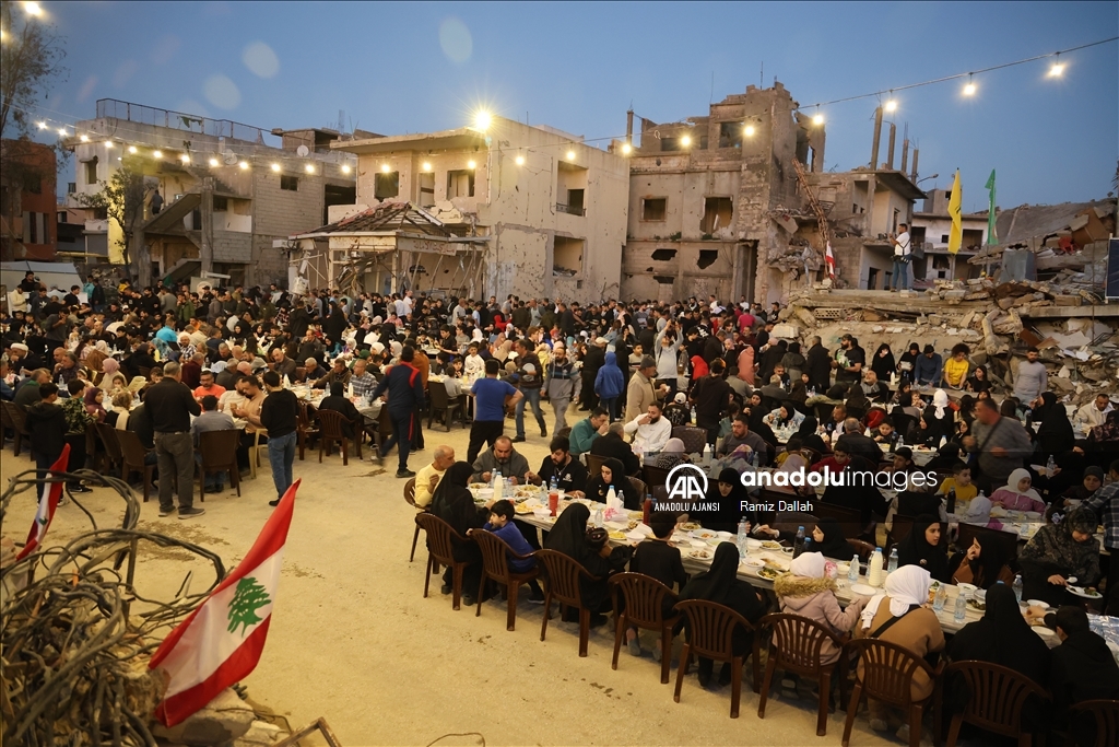 İsrail saldırılarında büyük yıkıma uğrayan Lübnan'ın Hıyam beldesinde toplu iftar