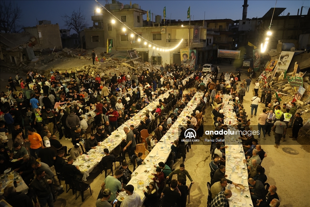 İsrail saldırılarında büyük yıkıma uğrayan Lübnan'ın Hıyam beldesinde toplu iftar