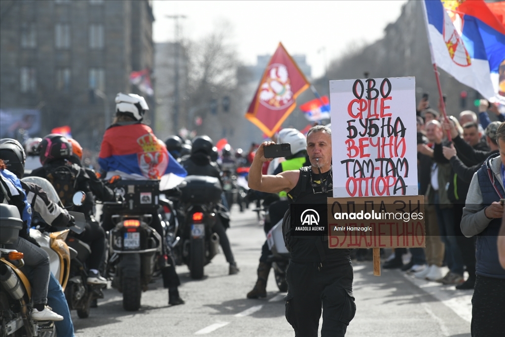 Učesnici protesta okupljaju se pred Skupštinom Srbije u Beogradu 