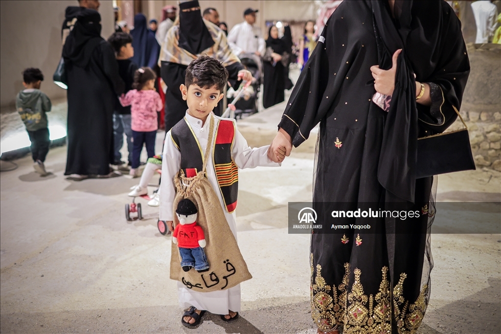 Bahreyn'de çocukları oruç tutmaya teşvik eden geleneksel ramazan eğlencesi "Gargee'an" kutlanıyor