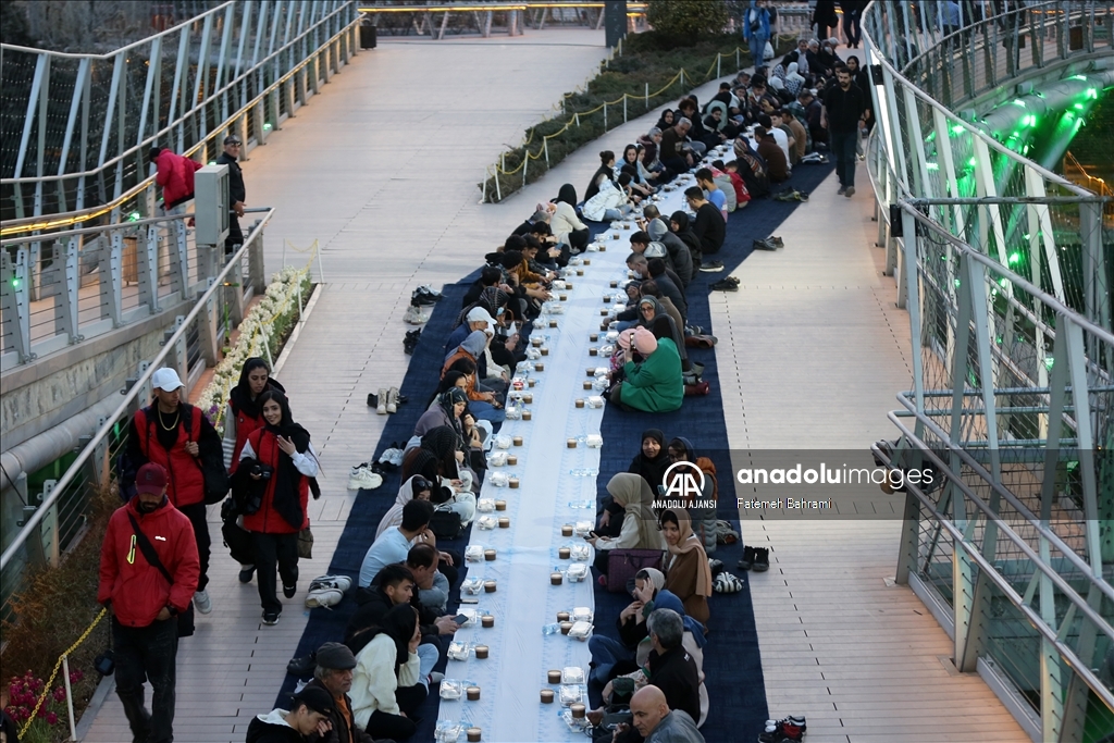 Tahran'daki Tabiat Köprüsü'nde toplu iftar