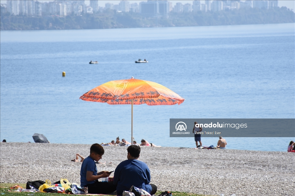 Antalya'da güneşli havayı fırsat bilenler sahillerde vakit geçirdi