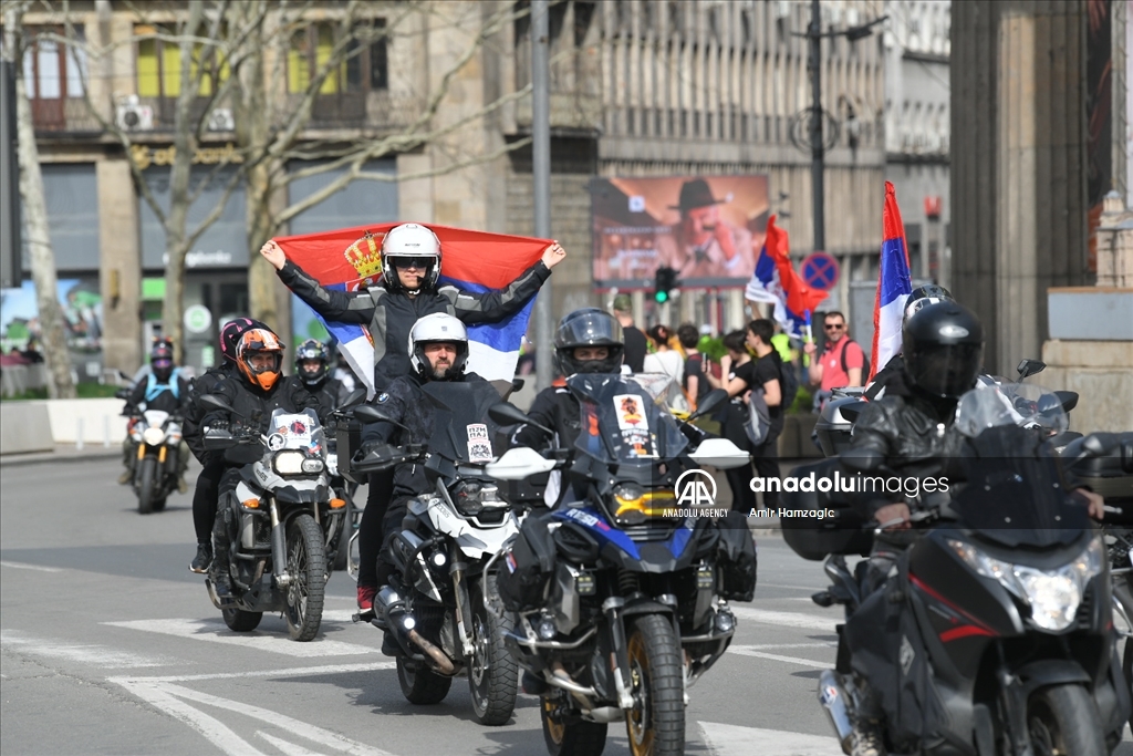 Učesnici protesta okupljaju se pred Skupštinom Srbije u Beogradu 