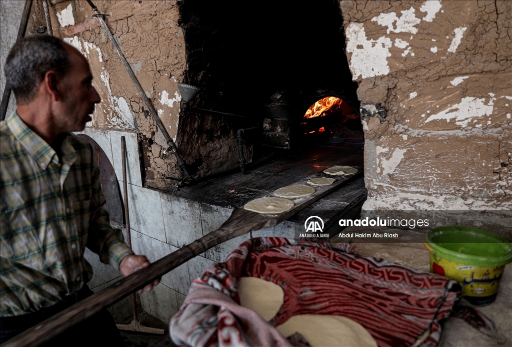 Beyt Lahiya'da odun ateşiyle çalışan fırın, kısıtlı imkanlarla ekmek üretimini sürdürüyor