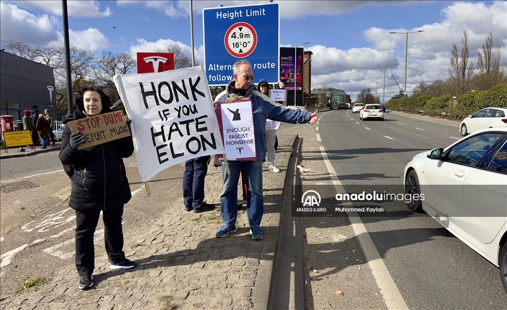 Londra’da Tesla bayisi önünde protesto düzenlendi