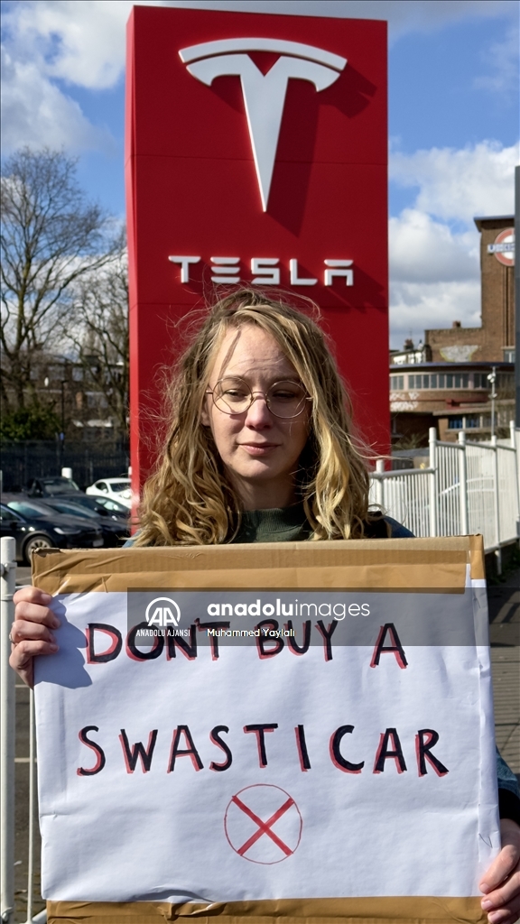 Londra’da Tesla bayisi önünde protesto düzenlendi
