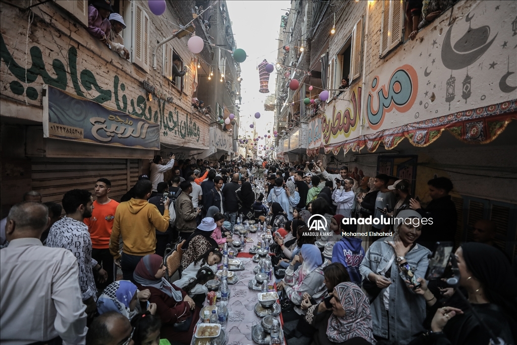 Mısır'da binlerce kişi, "en büyük iftar sofrası"nda bir araya geldi