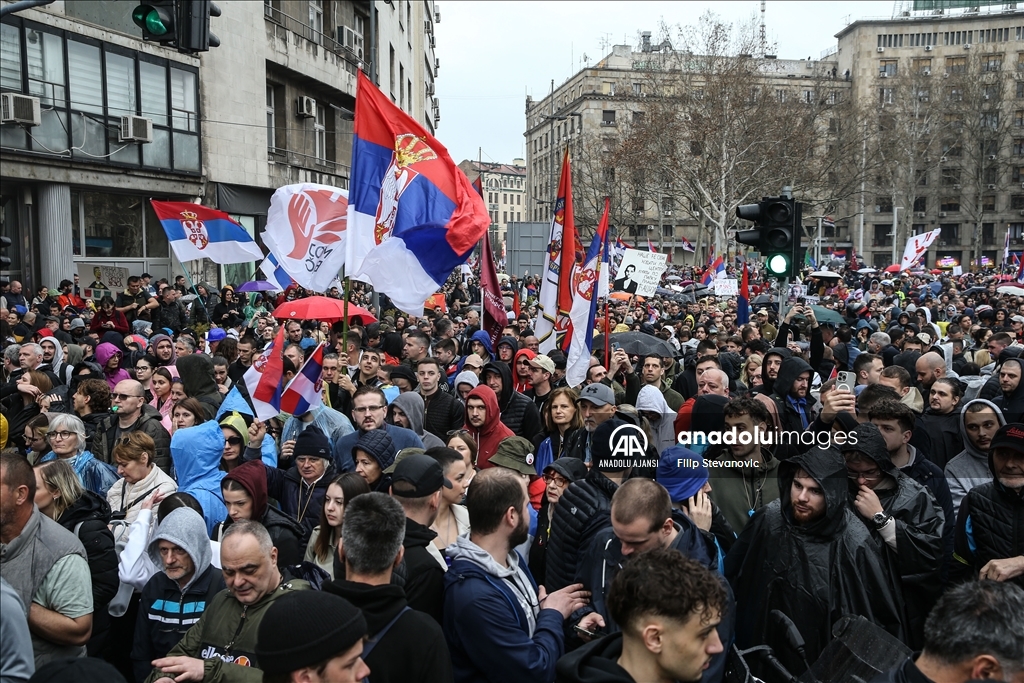 Sırbistan'da bugünkü gösteri öncesi binlerce öğrenci başkent Belgrad'da toplandı