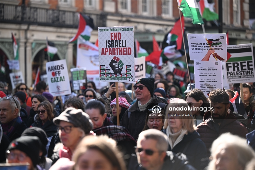 Londra'da on binlerce kişi Filistin'e destek için yürüdü  