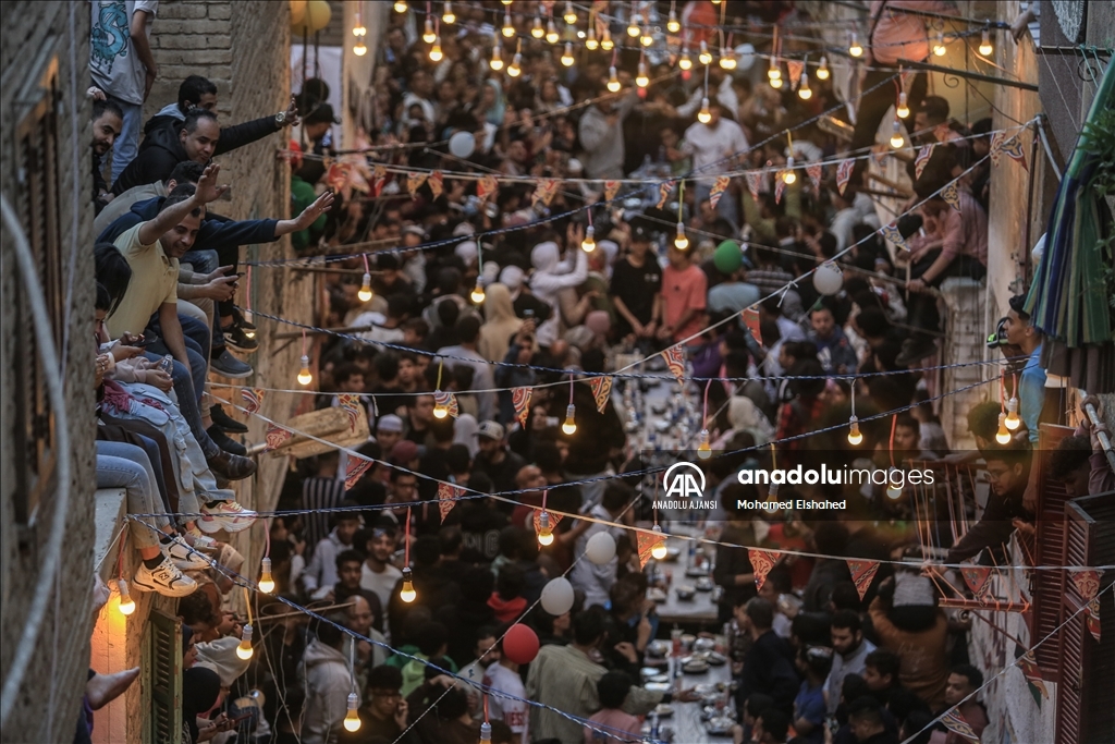 Mısır'da binlerce kişi, "en büyük iftar sofrası"nda bir araya geldi