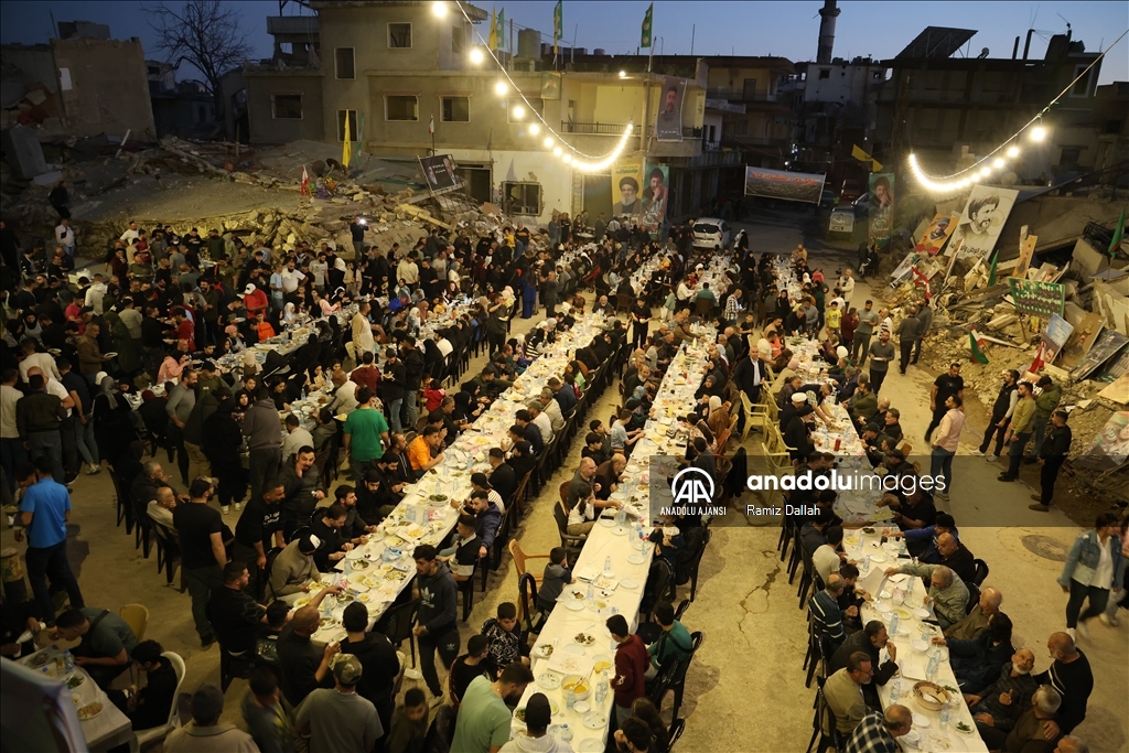 İsrail saldırılarında büyük yıkıma uğrayan Lübnan'ın Hıyam beldesinde toplu iftar