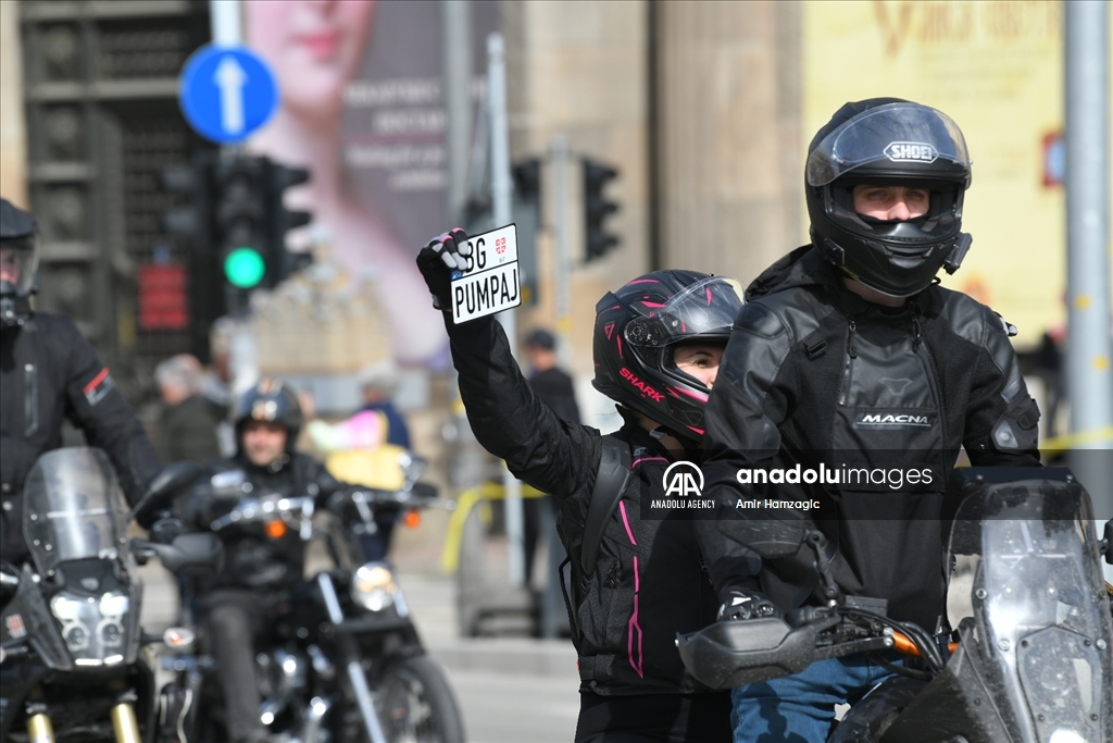 Učesnici protesta okupljaju se pred Skupštinom Srbije u Beogradu 