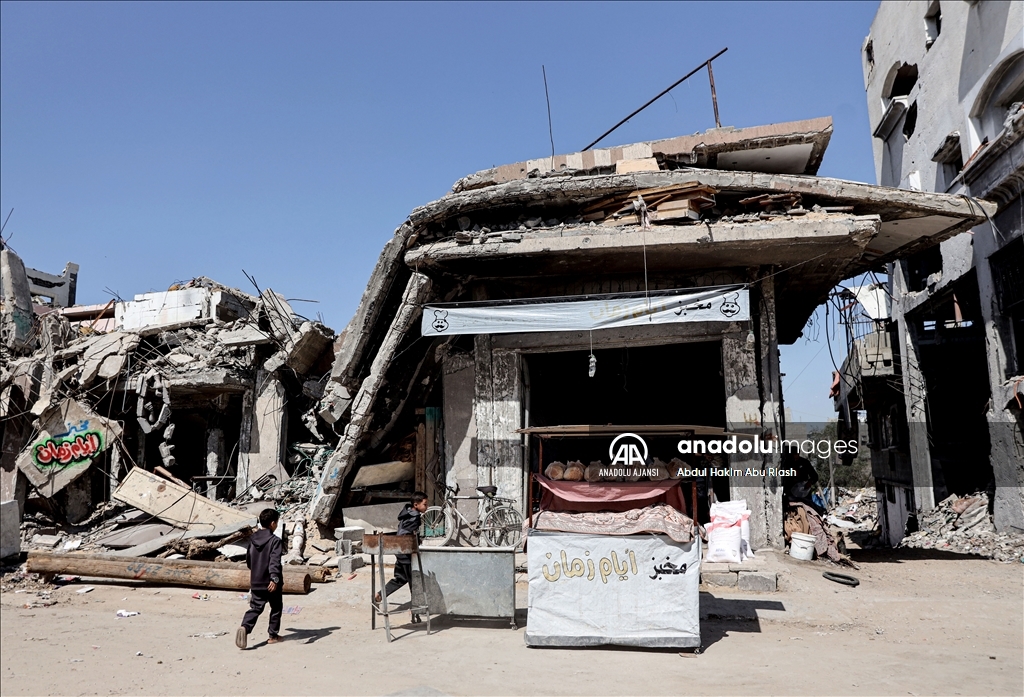 Beyt Lahiya'da odun ateşiyle çalışan fırın, kısıtlı imkanlarla ekmek üretimini sürdürüyor