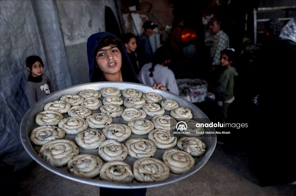 Beyt Lahiya'da odun ateşiyle çalışan fırın, kısıtlı imkanlarla ekmek üretimini sürdürüyor