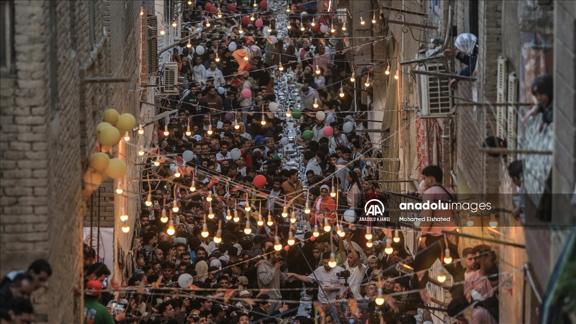 Mısır'da binlerce kişi, "en büyük iftar sofrası"nda bir araya geldi