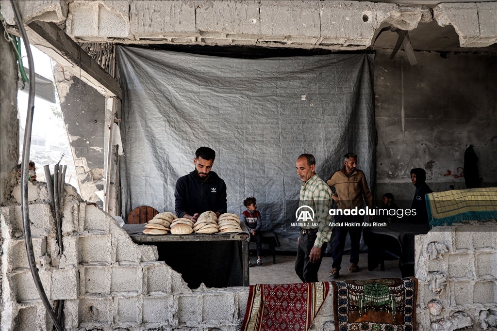 Beyt Lahiya'da odun ateşiyle çalışan fırın, kısıtlı imkanlarla ekmek üretimini sürdürüyor