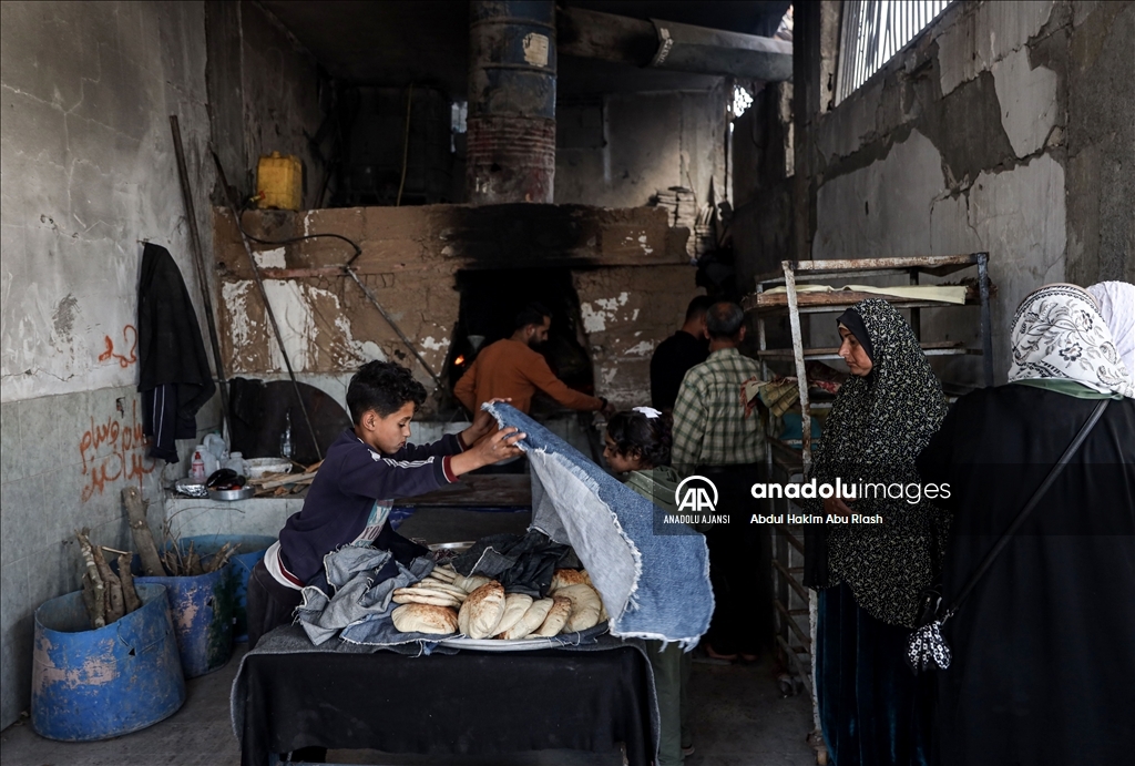 Beyt Lahiya'da odun ateşiyle çalışan fırın, kısıtlı imkanlarla ekmek üretimini sürdürüyor
