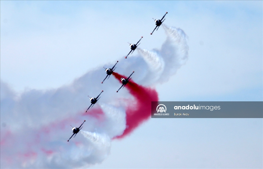 Türk Yıldızları, Çanakkale'de selamlama uçuşu yaptı