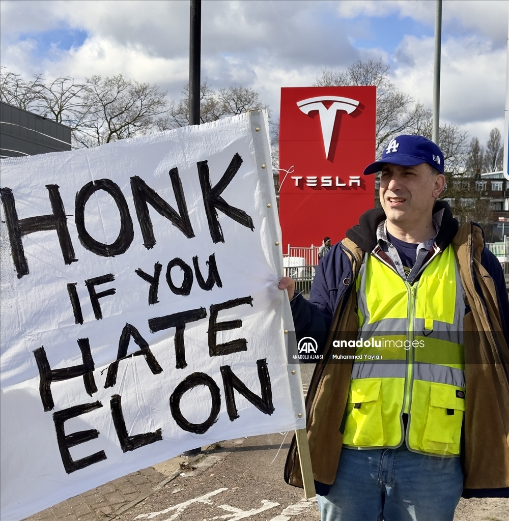 Londra’da Tesla bayisi önünde protesto düzenlendi
